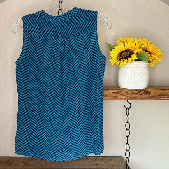 Banana Republic women’s silk sleeveless geometric pattern blue blouse, size XS - Picture 7 of 14
